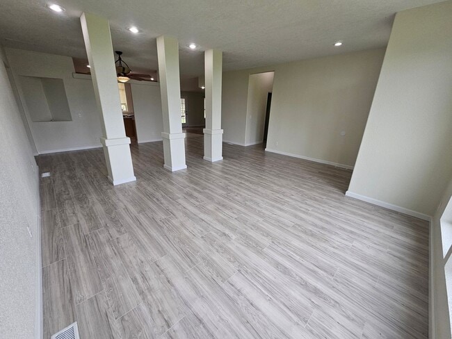 Building Photo - Spacious Home on 5 Acres For Rent!