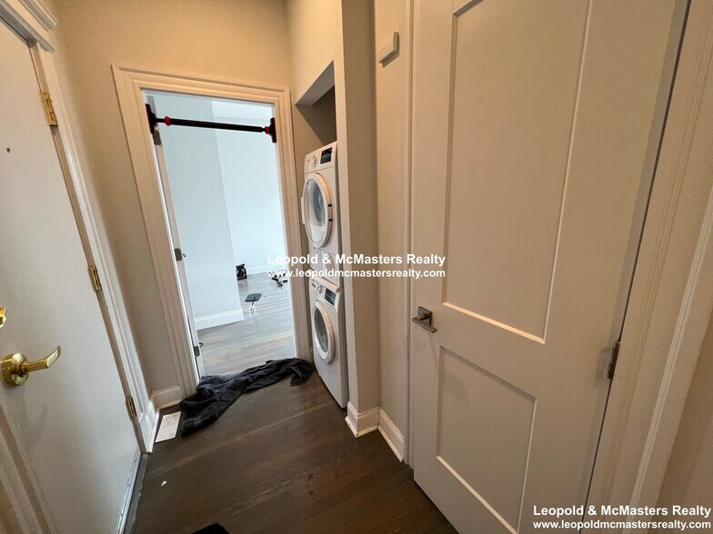 Building Photo - 112 Queensberry St