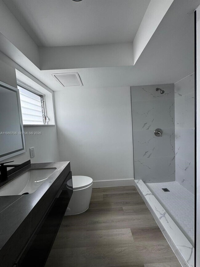 Building Photo - 11840 NE 19th Dr