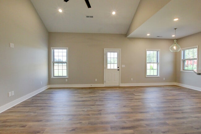 Building Photo - 102 Riverbend Dr