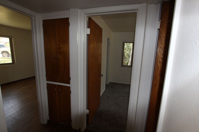 Building Photo - AVAILABLE NOW! Charming Single-Story Home ...