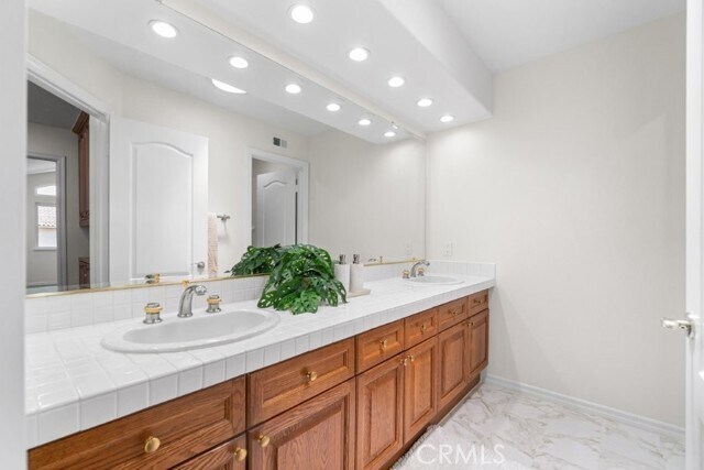 Building Photo - 2562 Woodbury Dr