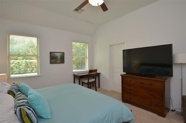 Building Photo - 18918 Cove Pointe Dr