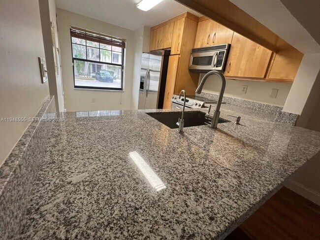 Building Photo - 252 City View Dr