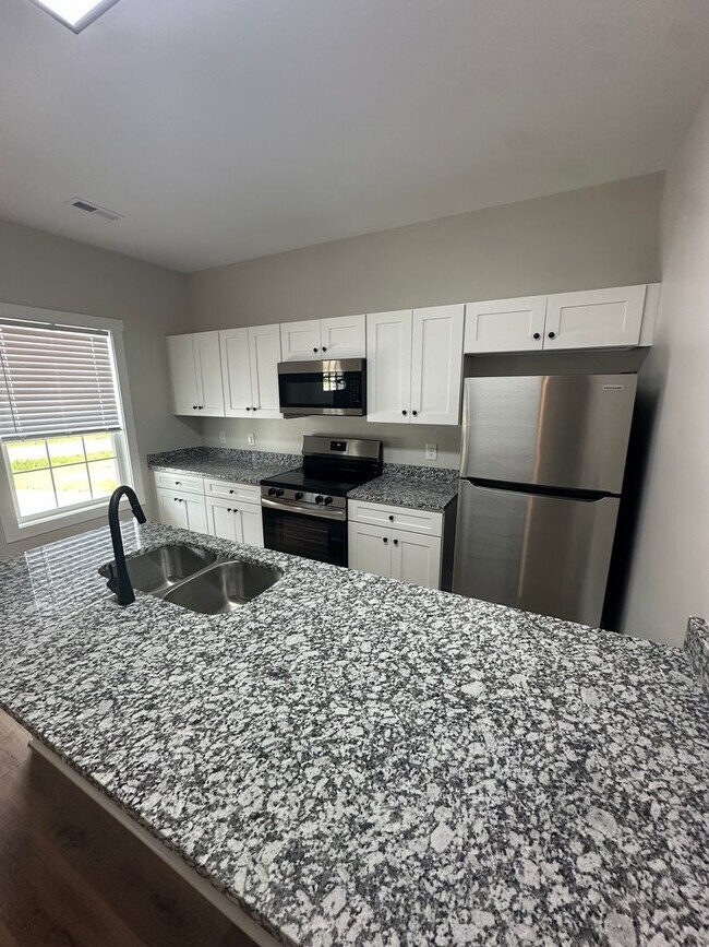 Building Photo - BRAND NEW 3 Bedroom Apartment in Shelbyville!