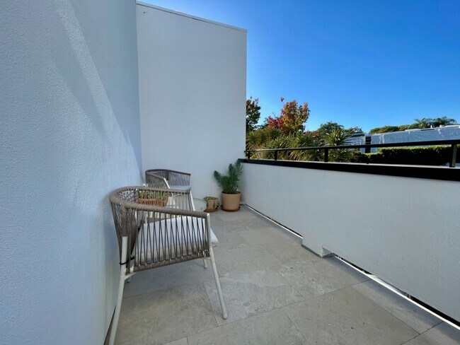 Balcony, Deck - 522 N Roxbury Dr