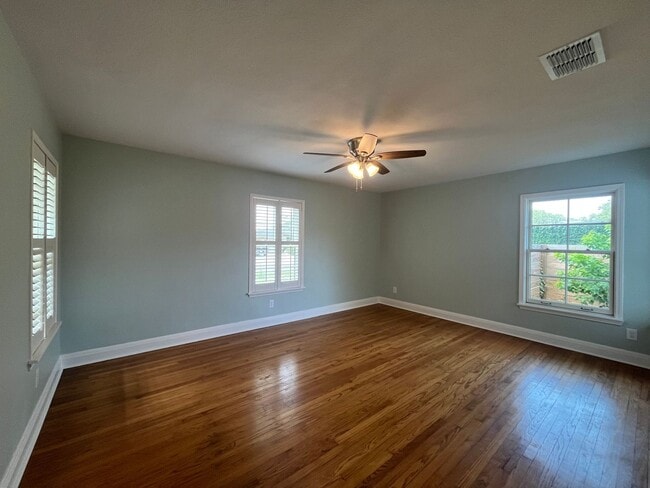 Building Photo - UPDATED HOME IN LAMAR PARK!!