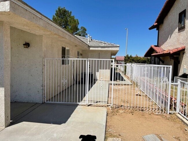 Building Photo - 27401 Lakeview Dr