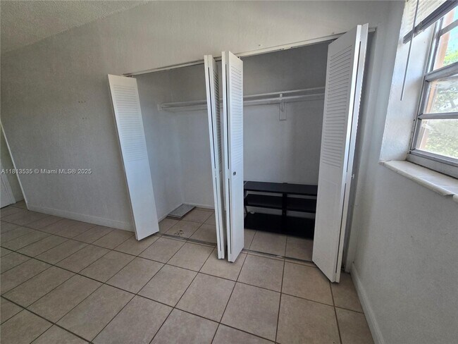 Building Photo - 1305 W 53rd St