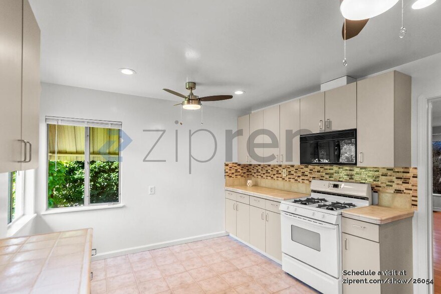 Building Photo - 3645 Mosswood Dr