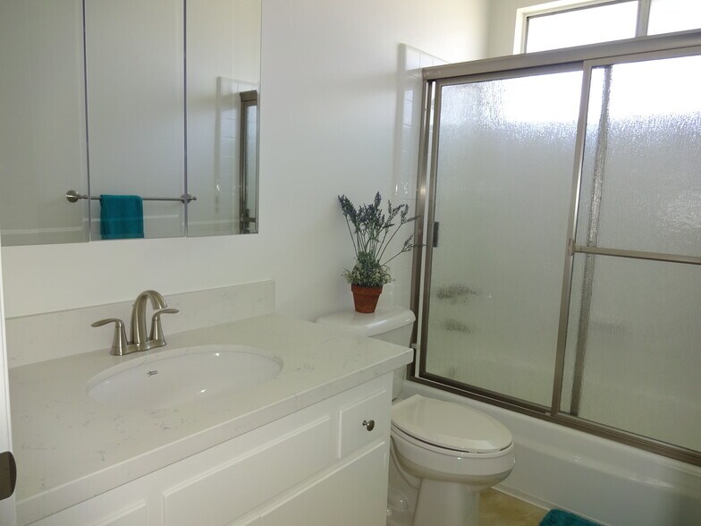 Full bathroom - 841 W 25th St
