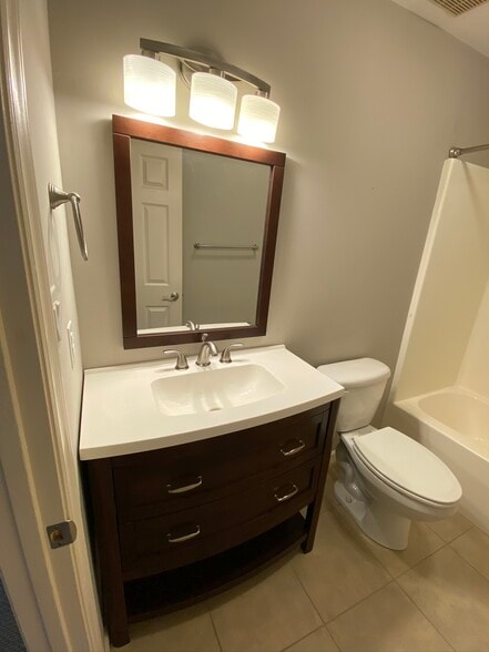 Full guest bathroom - 1627 10th St Pl NW