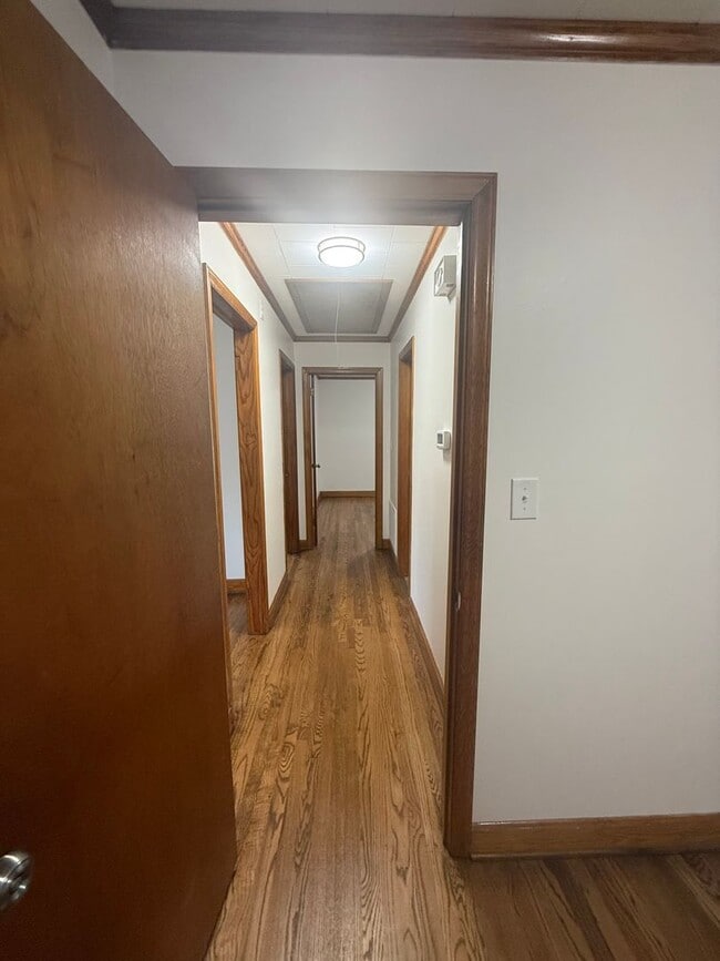 Building Photo - Three bedroom, 1.5 bath house in Burlington