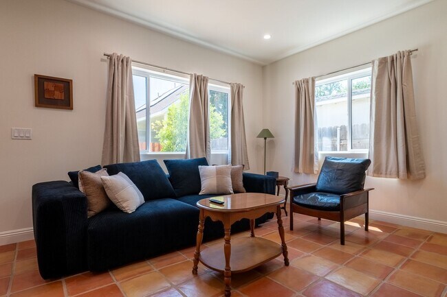 Building Photo - Contemporary New home in Monrovia