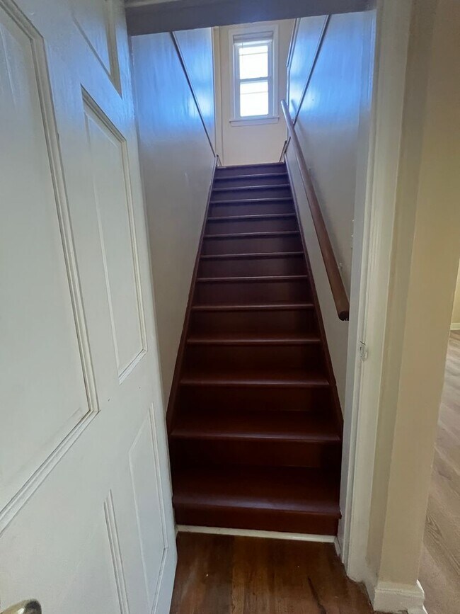 Building Photo - 3 Bedroom Home with In-Law Suite Available Near Rochester General