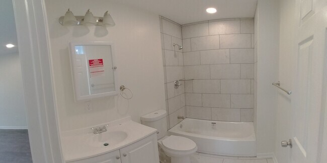 Building Photo - 4 Bedroom 3.5 Bath Home