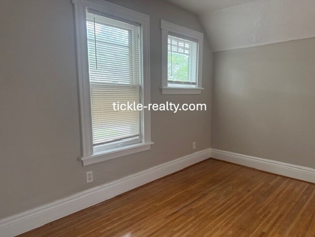 Building Photo - Large 4 Bedroom 2 Bath Single Family Home!...
