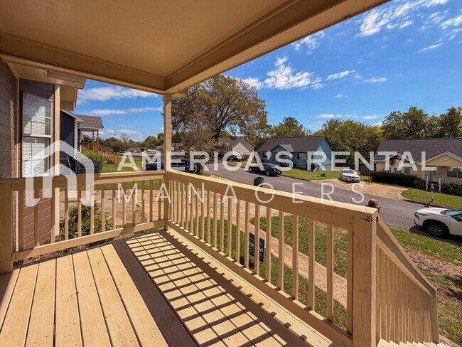 Building Photo - Modern 3BR/2BA – Easy Commute to Downtown!