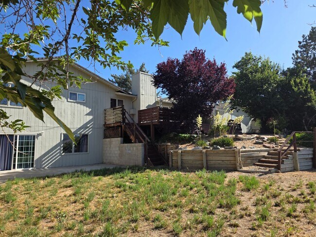 Building Photo - Great Home with Game Room