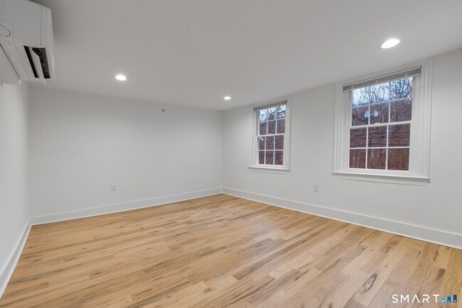 Building Photo - 523 Danbury Rd