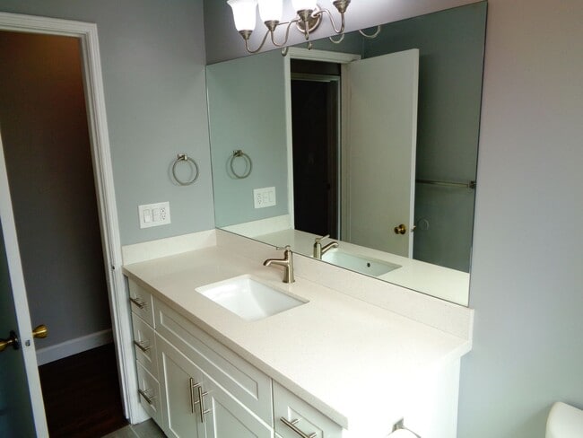 Building Photo - 2 Bedroom 1 Bath Ground Floor Apartment fo...