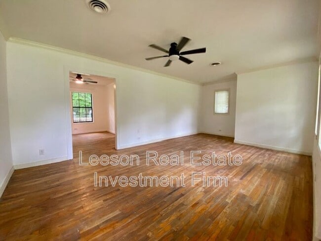 Building Photo - 132 Yjean St