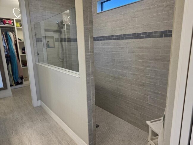 Building Photo - 527 SE Vallarta Dr