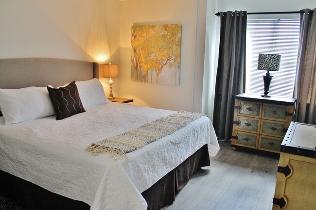 Building Photo - 7805 Renaissance Ct