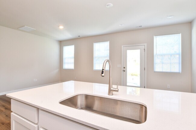 Building Photo - 18 Twiggs Ln