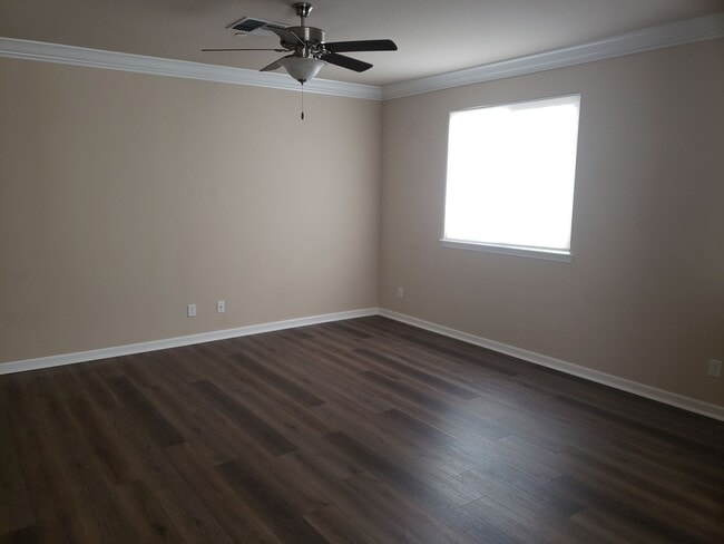 Building Photo - 4 BED 2.5 BATH TOWNHOME WITH SOLAR PANELS