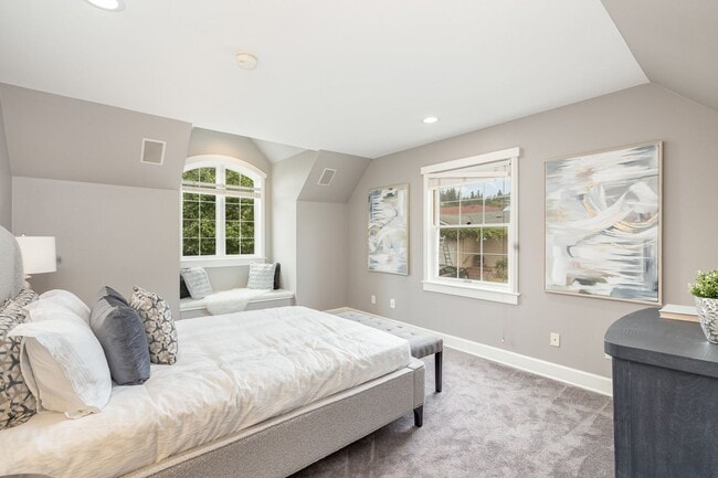 Building Photo - Beautiful Bellevue home with a View!