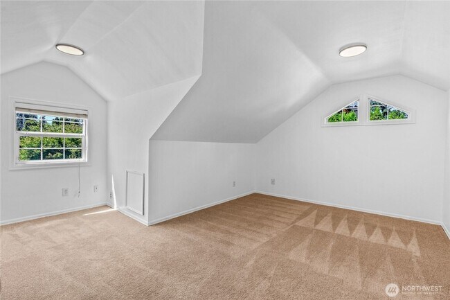 Building Photo - 4 bed/ 3 bath house in Kirkland!