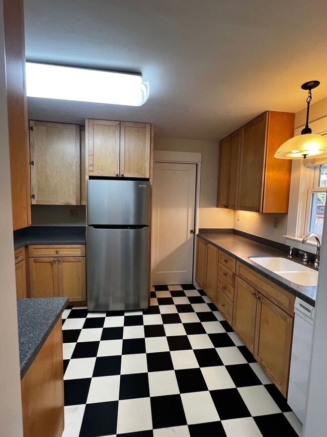 Building Photo - 2 Bedroom / 1 Bathroom Single Family Home ...