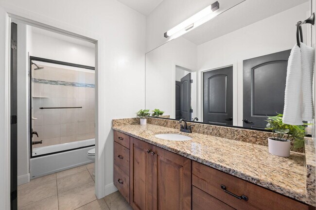Building Photo - 6 Bed, 4 Bath with RV Parking and No HOA in Sycamore — Available Now!