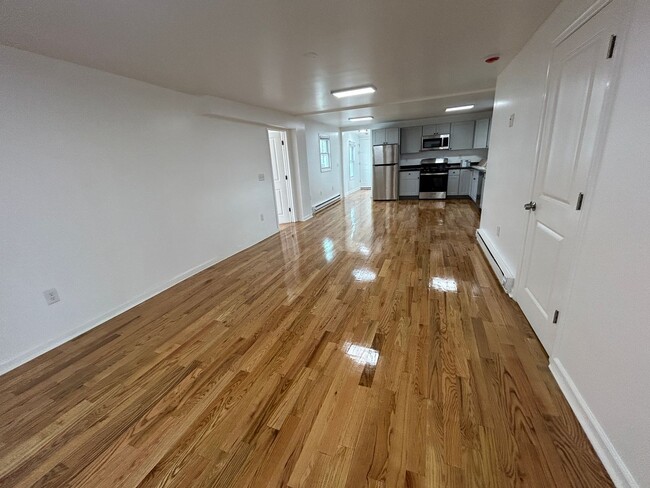 Building Photo - Newly Renovated 5 Bedroom 2 Bathroom Singl...