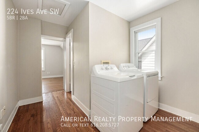 Building Photo - 224 Ives Ave SW