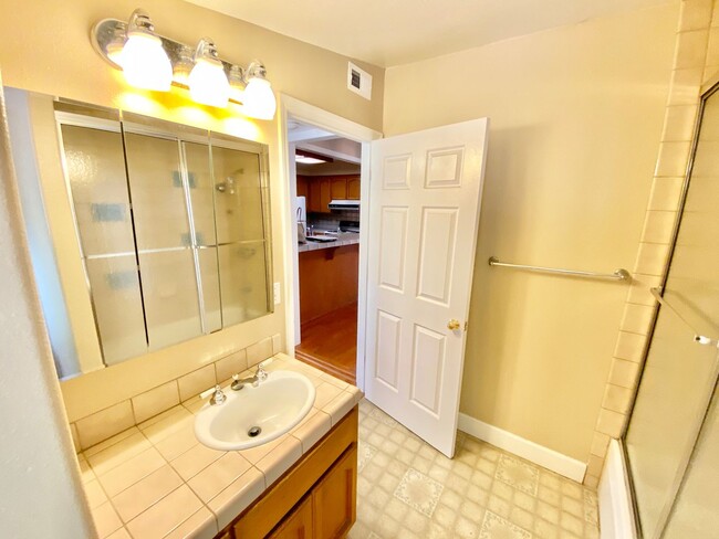 Building Photo - Adorable Home in Mid-town Sacramento!