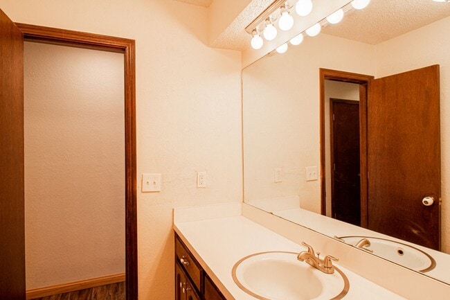 Building Photo - 3 Bed 1.5 Bath in Carl Albert School District
