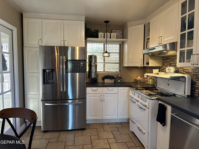 Building Photo - 3921 Pershing Dr