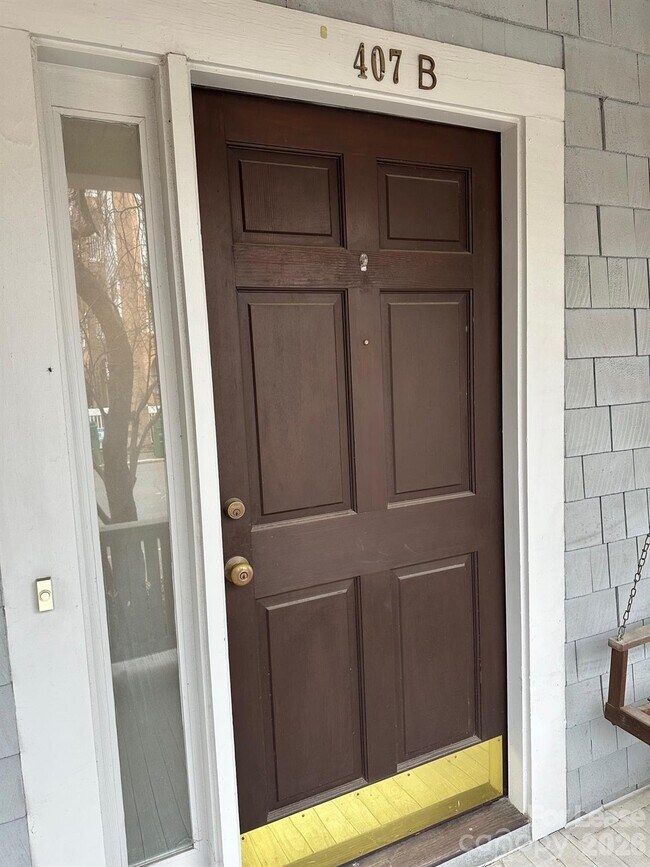 Building Photo - 407 W 9th St