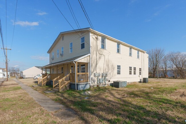 Building Photo - MOVE IN READY 3 Bedroom in the Heart of Su...