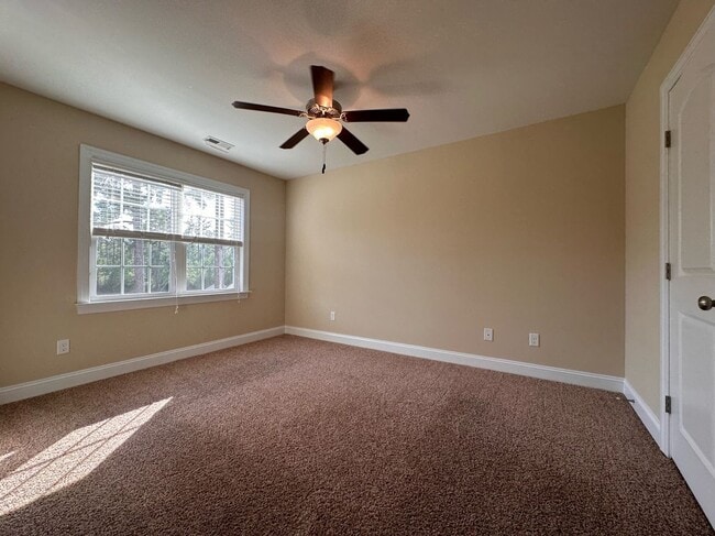 Building Photo - Perfect on Pineflat!