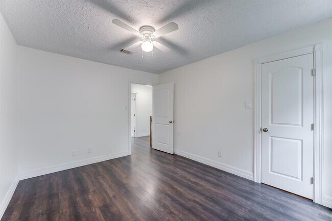Building Photo - 560 Landfall Ln