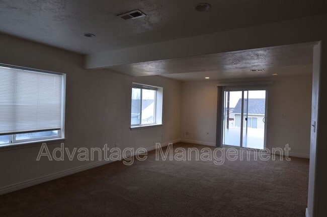 Building Photo - 4044 S Lake Vista Dr