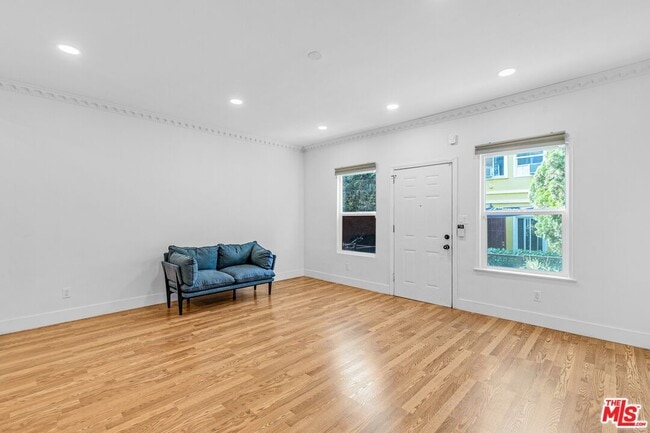 Building Photo - 246 Columbia Pl