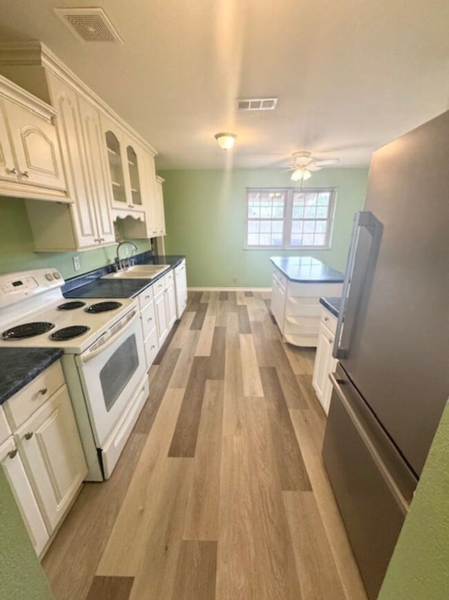 Building Photo - Cozy 3/1.5 Ready To Rent ASAP
