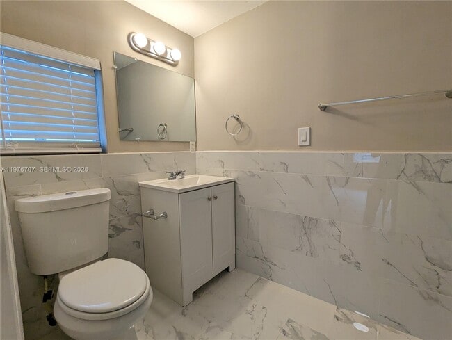 Building Photo - 987 NE 131st St