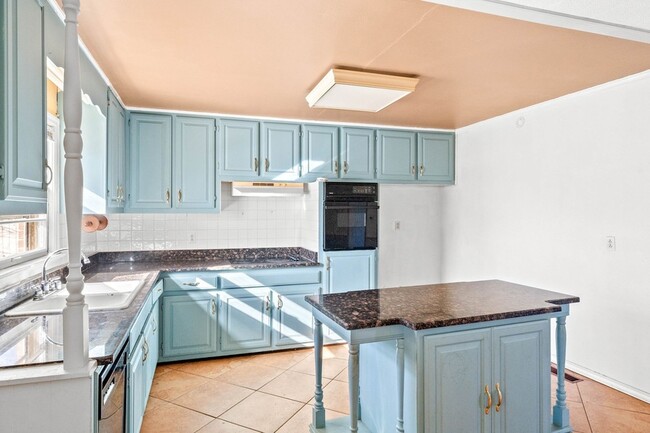 Building Photo - 2741 Clinton Cir