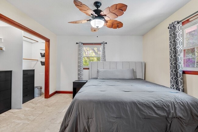 Building Photo - Large Home on Almost 2 Acres!