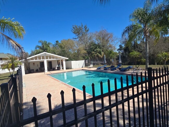 Building Photo - 2-Bedroom, 2-Bathroom Condo in Land O' Lakes